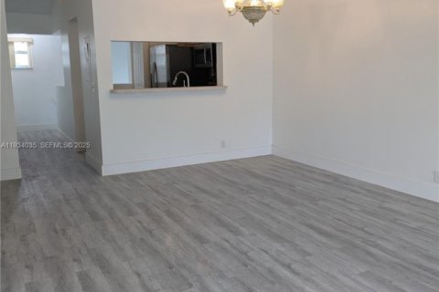 Снять в аренду кондоминиум в Лодерхилл, Флорида 2 спальни, 79.43м2, № 1992590 - фото 7