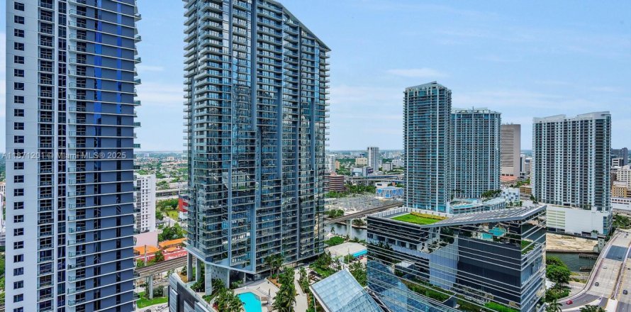 Condominio en Miami, Florida, 2 dormitorios  № 1979536