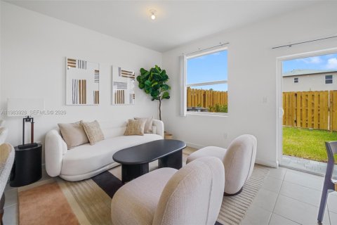 Townhouse in Florida City, Florida 4 bedrooms, 129.41 sq.m. № 2046704 - photo 2