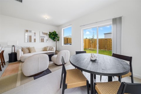 Townhouse in Florida City, Florida 4 bedrooms, 129.41 sq.m. № 2046704 - photo 3