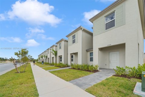 Townhouse in Florida City, Florida 4 bedrooms, 129.41 sq.m. № 2046704 - photo 29