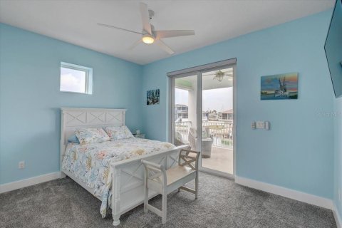 House in Hernando Beach, Florida 5 bedrooms, 252.69 sq.m. № 2322474 - photo 20