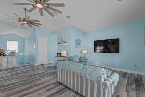House in Hernando Beach, Florida 5 bedrooms, 252.69 sq.m. № 2322474 - photo 27