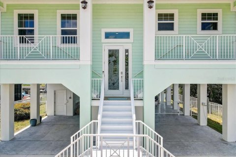 House in Hernando Beach, Florida 5 bedrooms, 252.69 sq.m. № 2322474 - photo 2