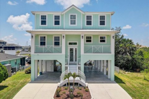 House in Hernando Beach, Florida 5 bedrooms, 252.69 sq.m. № 2322474