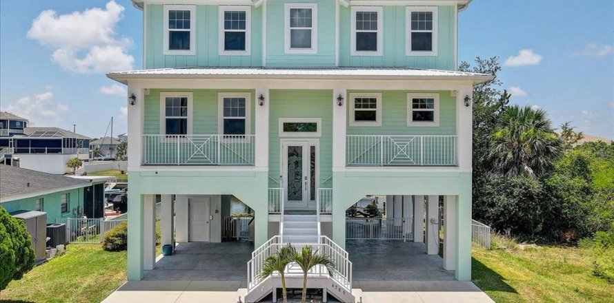 House in Hernando Beach, Florida 5 bedrooms, 252.69 sq.m. № 2322474