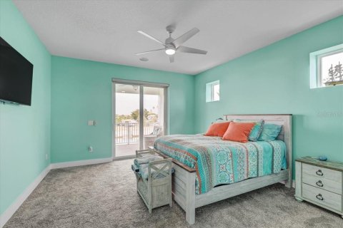 House in Hernando Beach, Florida 5 bedrooms, 252.69 sq.m. № 2322474 - photo 4