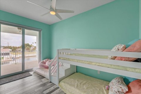 House in Hernando Beach, Florida 5 bedrooms, 252.69 sq.m. № 2322474 - photo 23