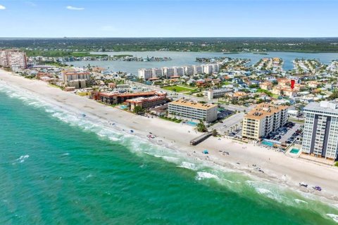 Adosado en venta en Redington Shores, Florida, 3 dormitorios, 236.34 m2 № 2234489 - foto 3
