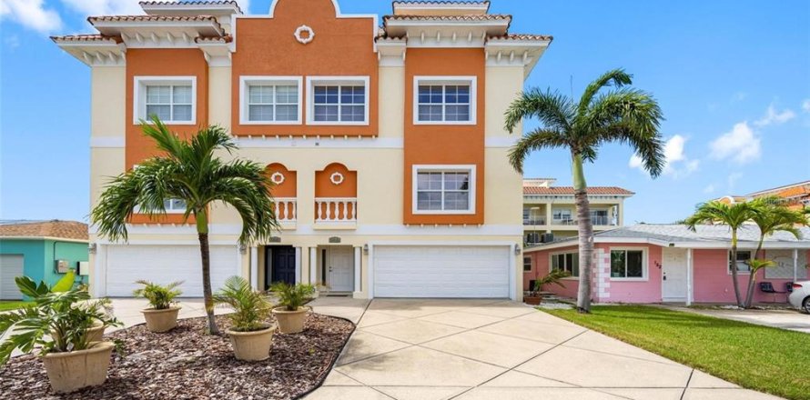 Adosado en Redington Shores, Florida 3 dormitorios, 236.34 m2 № 2234489