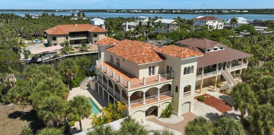 House in Placida, Florida 4 bedrooms, 306.02 sq.m. № 2396616