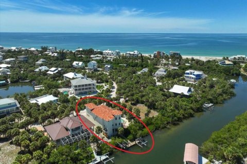 House in Placida, Florida 4 bedrooms, 306.02 sq.m. № 2396616 - photo 2