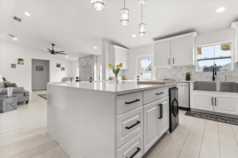 Villa ou maison à vendre à Seffner, Floride: 5 chambres, 269.42 m2 № 2143059 - photo 4