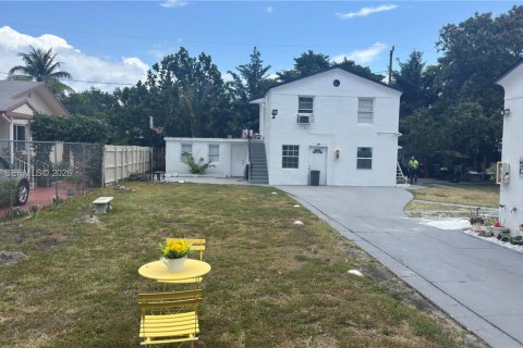 Propiedad comercial en alquiler en Hollywood, Florida, 138.15 m2 № 2075466 - foto 2