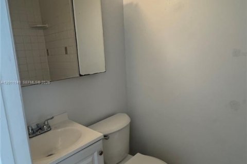 Propiedad comercial en alquiler en Hollywood, Florida, 138.15 m2 № 2075466 - foto 13