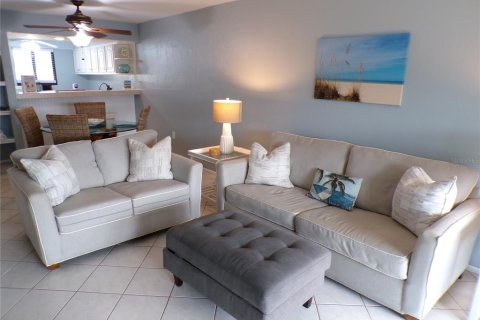Condo in Bradenton Beach, Florida, 2 bedrooms  № 1778354 - photo 1