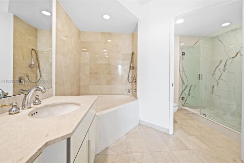 Condo in Aventura, Florida, 2 bedrooms № 2088564 - photo 24