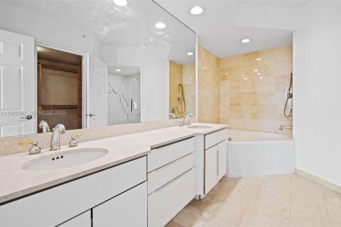 Condo in Aventura, Florida, 2 bedrooms № 2088564 - photo 25