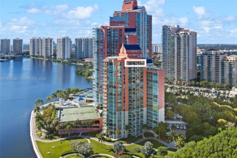 Condo in Aventura, Florida, 2 bedrooms № 2088564 - photo 2