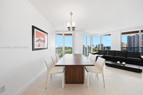 Condo in Aventura, Florida, 2 bedrooms № 2088564 - photo 17
