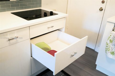 Снять в аренду коммерческую недвижимость в Майами, Флорида 1 спальня, 189.61м2, № 2046043 - фото 10