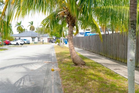 Снять в аренду коммерческую недвижимость в Майами, Флорида 1 спальня, 189.61м2, № 2046043 - фото 3