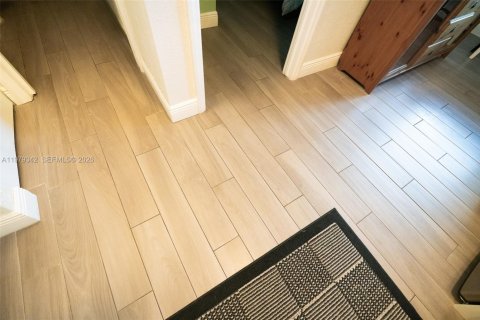 Снять в аренду коммерческую недвижимость в Майами, Флорида 1 спальня, 189.61м2, № 2046043 - фото 13