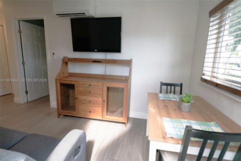 Снять в аренду коммерческую недвижимость в Майами, Флорида 1 спальня, 189.61м2, № 2046043 - фото 5