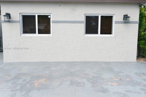 Снять в аренду коммерческую недвижимость в Майами, Флорида 1 спальня, 189.61м2, № 2046043 - фото 2