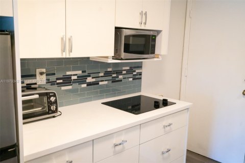 Снять в аренду коммерческую недвижимость в Майами, Флорида 1 спальня, 189.61м2, № 2046043 - фото 6