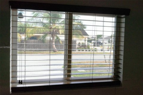 Снять в аренду коммерческую недвижимость в Майами, Флорида 1 спальня, 189.61м2, № 2046043 - фото 19