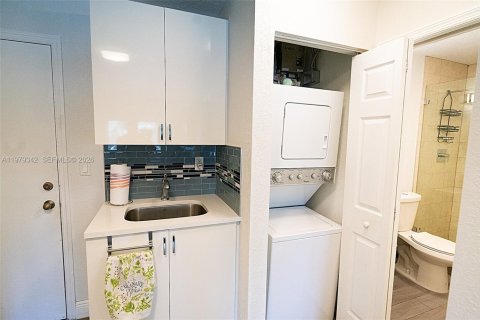 Снять в аренду коммерческую недвижимость в Майами, Флорида 1 спальня, 189.61м2, № 2046043 - фото 9