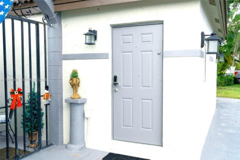 Снять в аренду коммерческую недвижимость в Майами, Флорида 1 спальня, 189.61м2, № 2046043 - фото 4