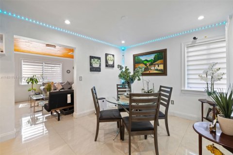 Casa en venta en Miami, Florida, 4 dormitorios, 223.99 m2 № 1785728 - foto 9