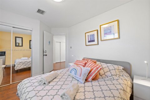 Casa en venta en Miami, Florida, 4 dormitorios, 223.99 m2 № 1785728 - foto 23
