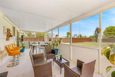Casa en venta en Miami, Florida, 4 dormitorios, 223.99 m2 № 1785728 - foto 28