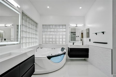 House in Pembroke Pines, Florida 4 bedrooms, 239.78 sq.m. № 1945048 - photo 18