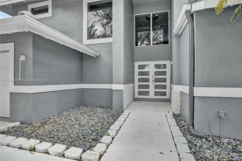 House in Pembroke Pines, Florida 4 bedrooms, 239.78 sq.m. № 1945048 - photo 4