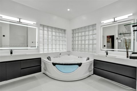 House in Pembroke Pines, Florida 4 bedrooms, 239.78 sq.m. № 1945048 - photo 19