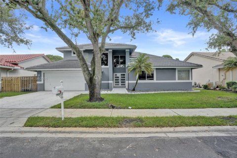House in Pembroke Pines, Florida 4 bedrooms, 239.78 sq.m. № 1945048 - photo 2