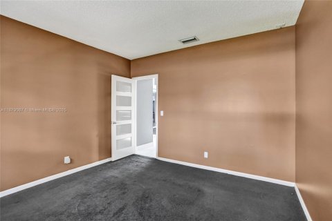 House in Pembroke Pines, Florida 4 bedrooms, 239.78 sq.m. № 1945048 - photo 10