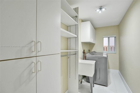 House in Pembroke Pines, Florida 4 bedrooms, 239.78 sq.m. № 1945048 - photo 27