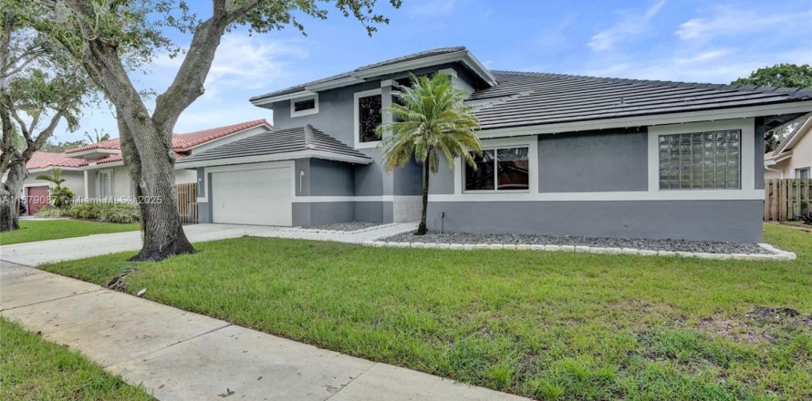 House in Pembroke Pines, Florida 4 bedrooms, 239.78 sq.m. № 1945048