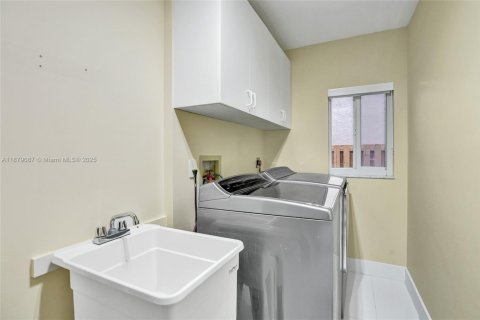 House in Pembroke Pines, Florida 4 bedrooms, 239.78 sq.m. № 1945048 - photo 28