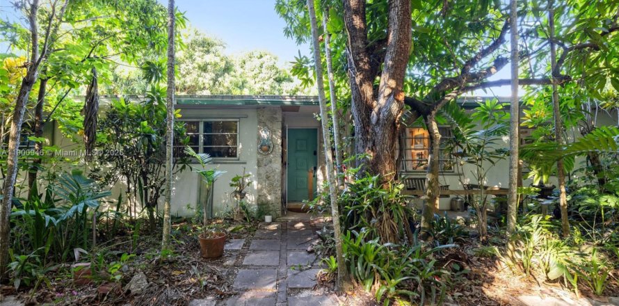 House in Palmetto Bay, Florida 3 bedrooms, 144.18 sq.m. № 1954115