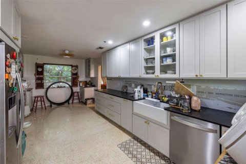 House in Palmetto Bay, Florida 3 bedrooms, 144.18 sq.m. № 1954115 - photo 13