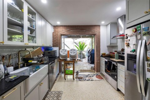 House in Palmetto Bay, Florida 3 bedrooms, 144.18 sq.m. № 1954115 - photo 12