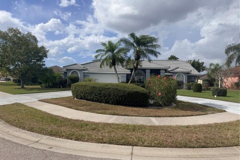 House in Bradenton, Florida 5 bedrooms, 295.71 sq.m. № 2143340 - photo 4