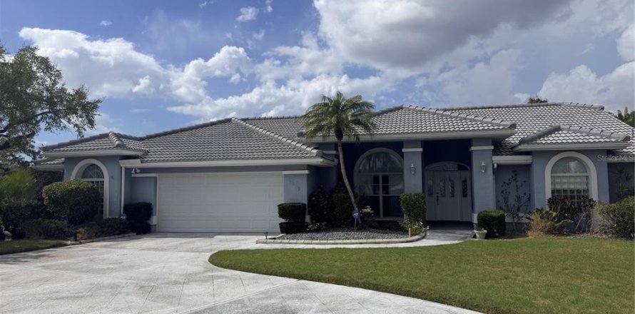 House in Bradenton, Florida 5 bedrooms, 295.71 sq.m. № 2143340