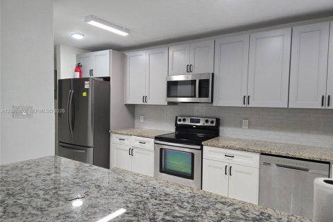 House in Fort Lauderdale, Florida 4 bedrooms, 178.93 sq.m. № 2246156 - photo 3